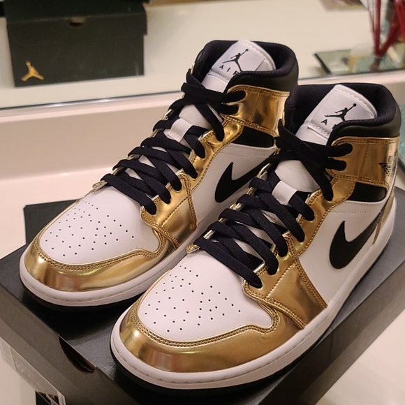 AIR JORDAN 1 MID SE 'METALLIC GOLD' - Picture 5 of 9